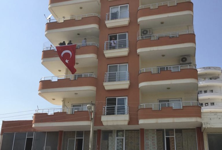 Şehidin Erdemli’deki Evine Türk Bayrağı Asıldı