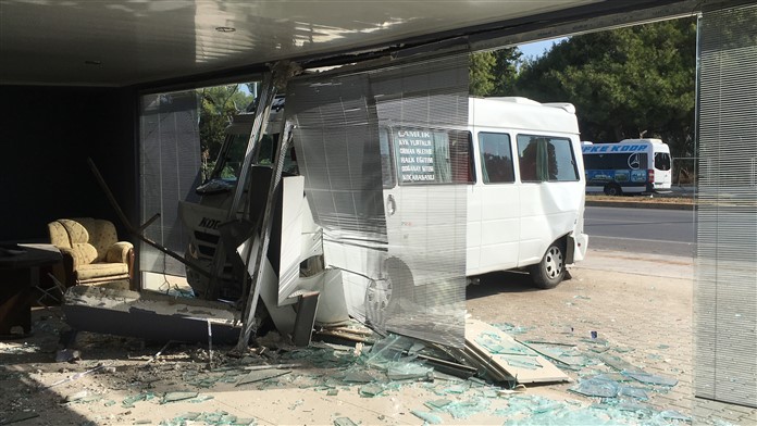 Kaza Yapan Minibüs İşyerine Girdi, 2 Yaralı
