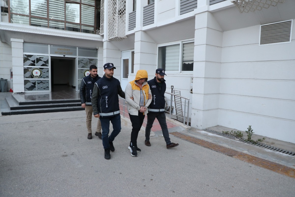 İnterpol Tarafından Aranan Dolandırıcı Şahıs Mersin Polisinden Kaçamadı