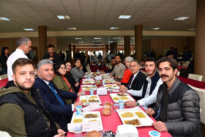 Çalışkan Rektör Prof. Dr. Erol Yaşar Yemekhanede Öğrencilerle Birlikte Yemek Yedi