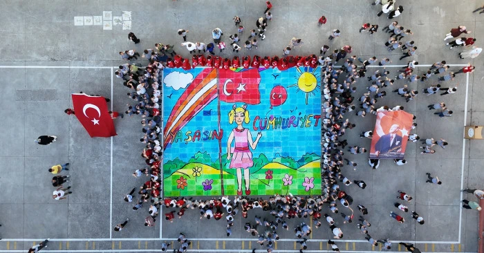 480 Öğrencinin oluşturduğu, 80 metrakare ‘Yaşasın Cumhuriyet’ Görseli Büyük Beğeni Topladı