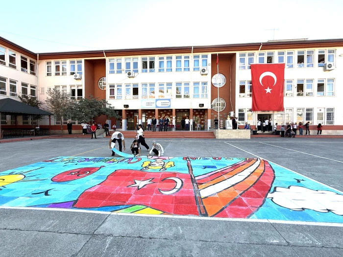 480 Öğrencinin oluşturduğu, 80 metrakare ‘Yaşasın Cumhuriyet’ Görseli Büyük Beğeni Topladı