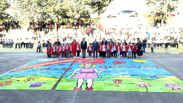 480 Öğrencinin oluşturduğu, 80 metrakare ‘Yaşasın Cumhuriyet’ Görseli Büyük Beğeni Topladı