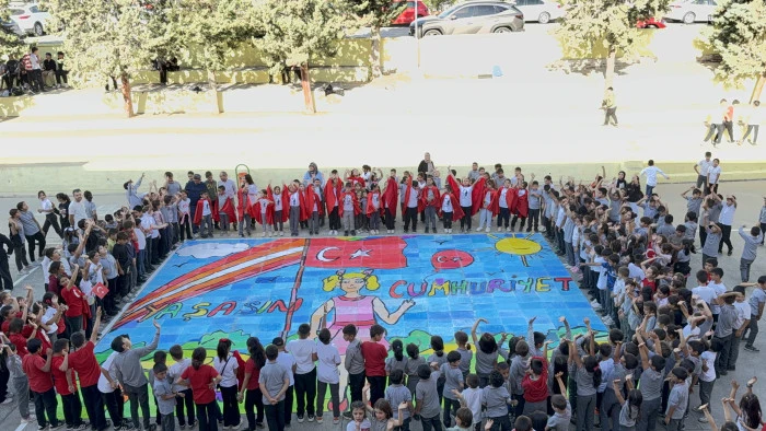480 Öğrencinin oluşturduğu, 80 metrakare ‘Yaşasın Cumhuriyet’ Görseli Büyük Beğeni Topladı