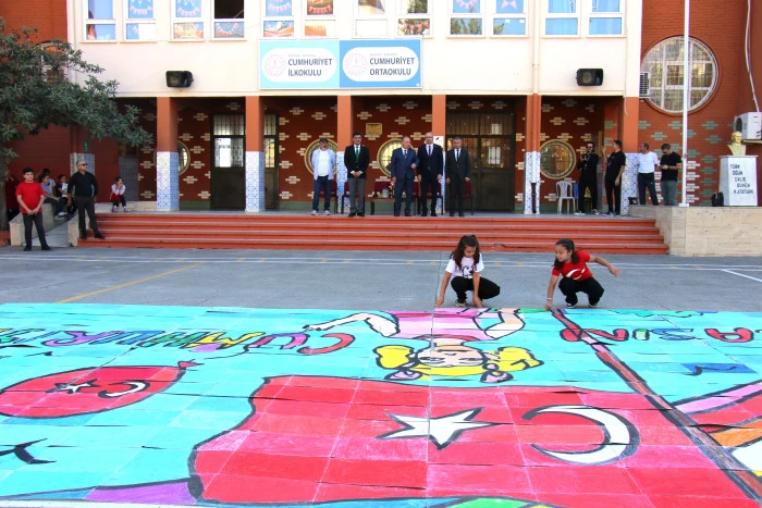 480 Öğrencinin oluşturduğu, 80 metrakare ‘Yaşasın Cumhuriyet’ Görseli Büyük Beğeni Topladı