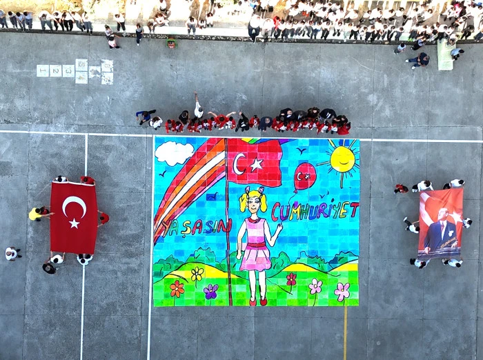 480 Öğrencinin oluşturduğu, 80 metrakare ‘Yaşasın Cumhuriyet’ Görseli Büyük Beğeni Topladı