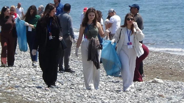 Alata Sahilindeki Caretta Caretta Yuvalarında Üniversiteli Öğrenciler Temizlik Yaptı