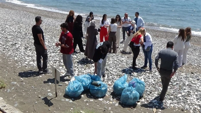 Alata Sahilindeki Caretta Caretta Yuvalarında Üniversiteli Öğrenciler Temizlik Yaptı
