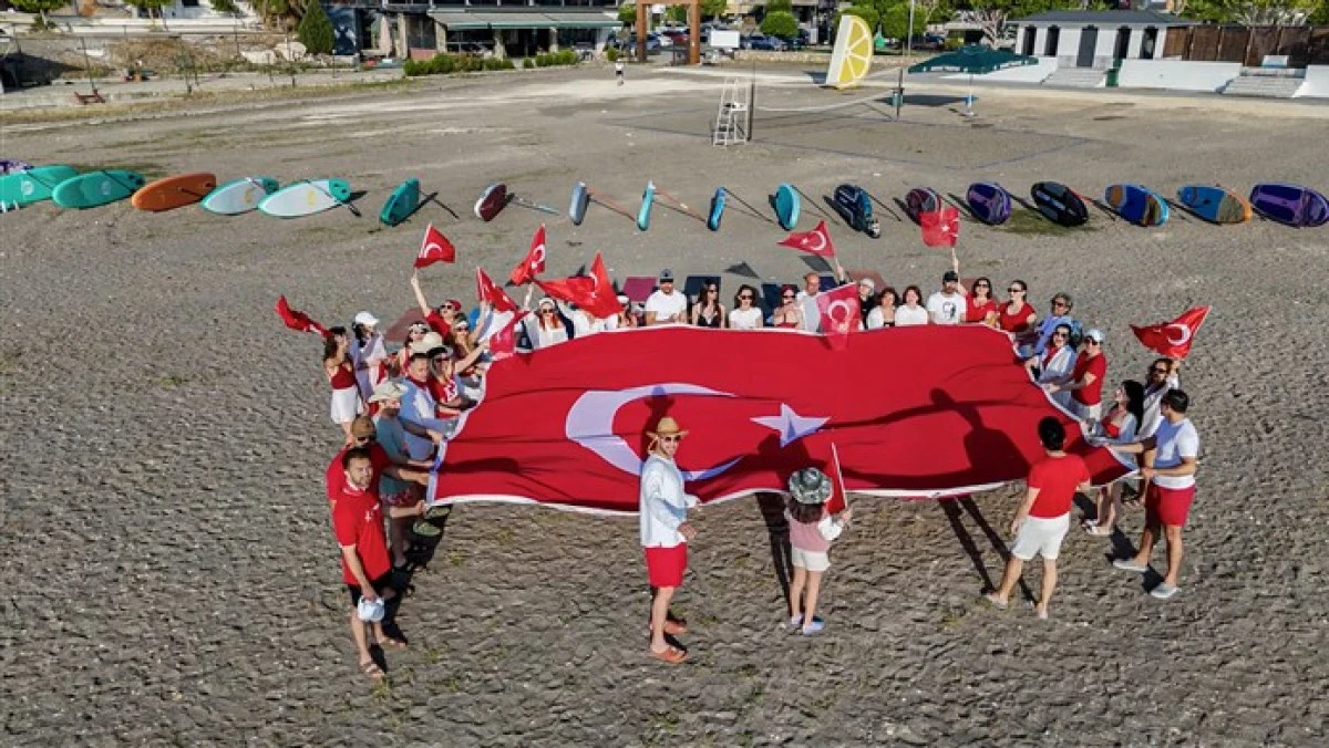Bu Sevgi Başka Sevgi,  Bu Sevgi Atat&uuml;rk Ve T&uuml;rk Bayrağı Sevgisi  
