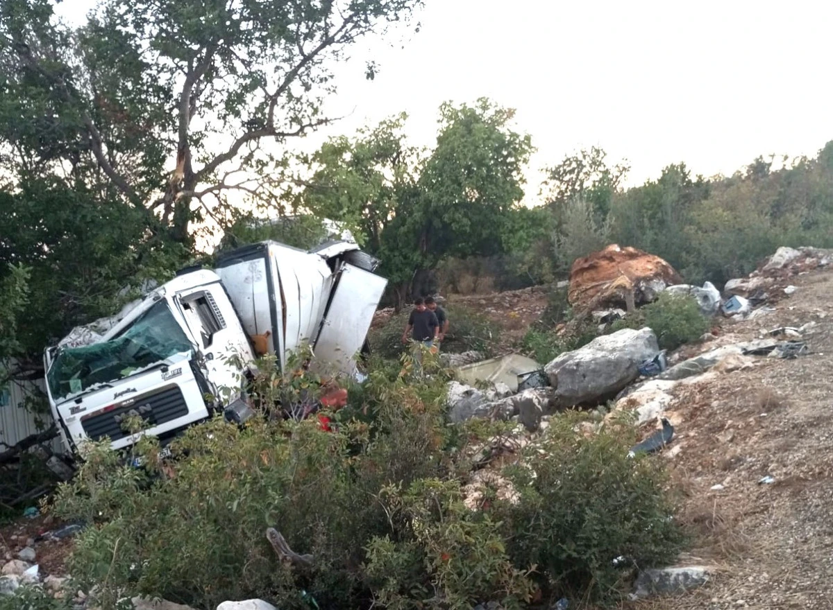 Çiriş’te Freni patlayan kamyon şarampole uçtu, 2 yaralı  