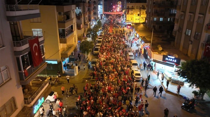 Binlerce Kişi Meşaleyi Cumhuriyet İçin Yaktı