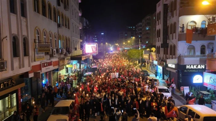 Binlerce Kişi Meşaleyi Cumhuriyet İçin Yaktı