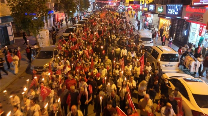 Binlerce Kişi Meşaleyi Cumhuriyet İçin Yaktı