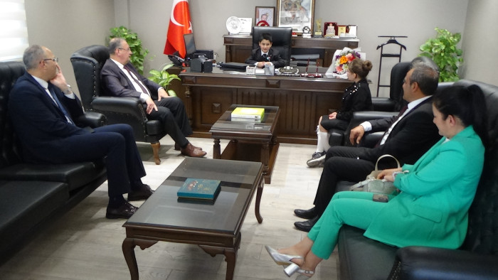 Kaymakam Tetikoğlu makamını çocuklara bıraktı
