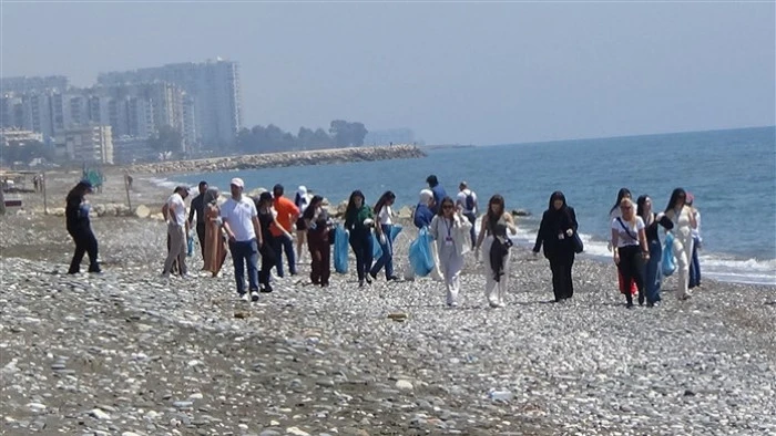 Alata Sahilindeki Caretta Caretta Yuvalarında Üniversiteli Öğrenciler Temizlik Yaptı