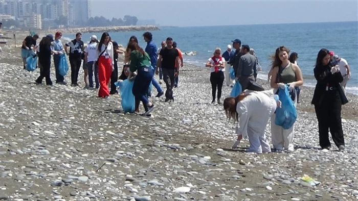 Alata Sahilindeki Caretta Caretta Yuvalarında Üniversiteli Öğrenciler Temizlik Yaptı