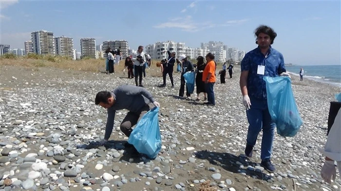 Alata Sahilindeki Caretta Caretta Yuvalarında Üniversiteli Öğrenciler Temizlik Yaptı