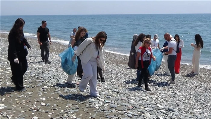 Alata Sahilindeki Caretta Caretta Yuvalarında Üniversiteli Öğrenciler Temizlik Yaptı