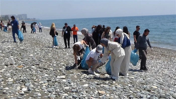 Alata Sahilindeki Caretta Caretta Yuvalarında Üniversiteli Öğrenciler Temizlik Yaptı