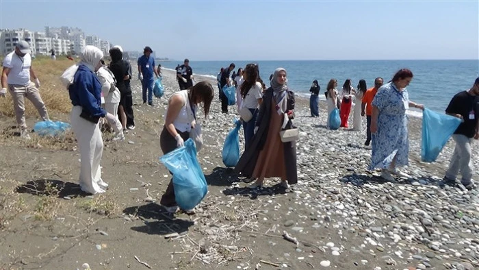 Alata Sahilindeki Caretta Caretta Yuvalarında Üniversiteli Öğrenciler Temizlik Yaptı