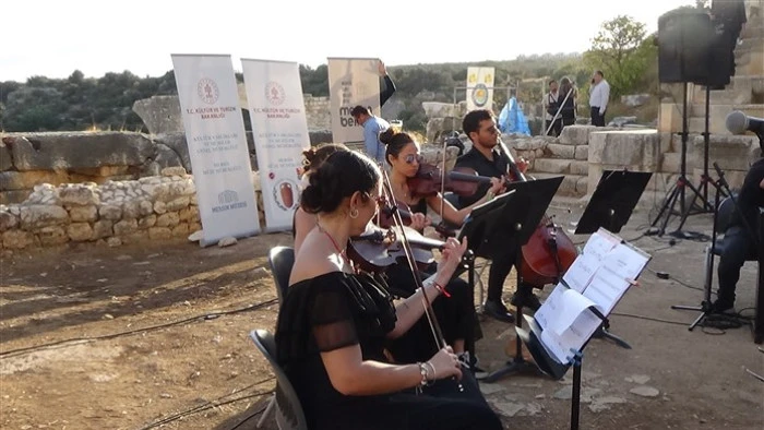 2 Bin 200 Yıllık Elaiussa Sebaste Antik Tiyatroda Konser