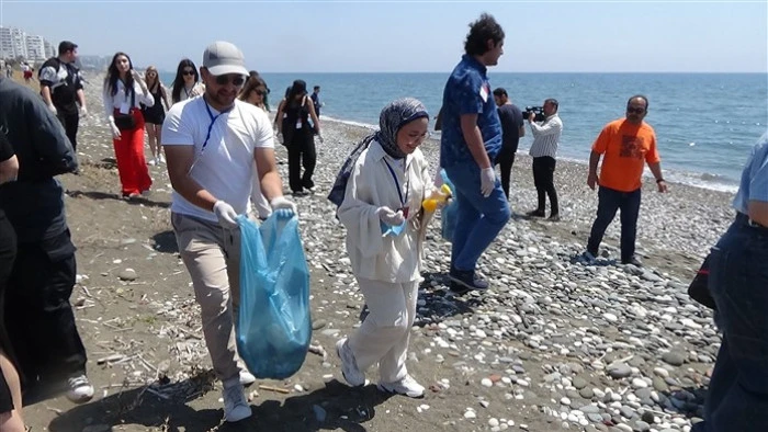 Alata Sahilindeki Caretta Caretta Yuvalarında Üniversiteli Öğrenciler Temizlik Yaptı