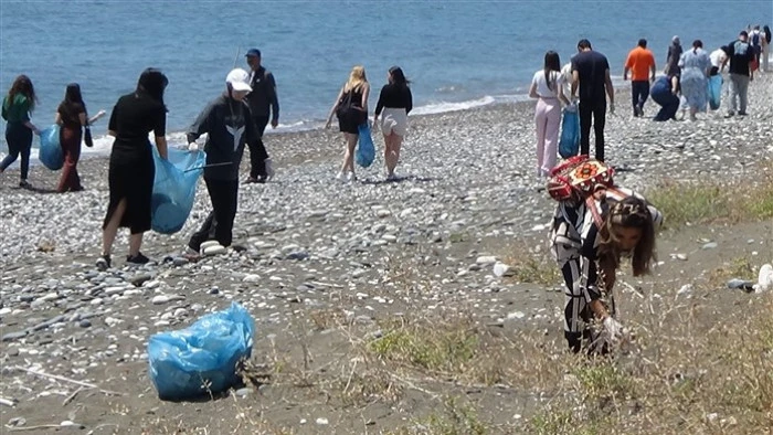 Alata Sahilindeki Caretta Caretta Yuvalarında Üniversiteli Öğrenciler Temizlik Yaptı