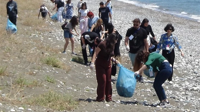Alata Sahilindeki Caretta Caretta Yuvalarında Üniversiteli Öğrenciler Temizlik Yaptı