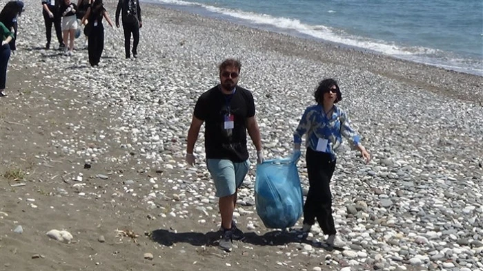 Alata Sahilindeki Caretta Caretta Yuvalarında Üniversiteli Öğrenciler Temizlik Yaptı