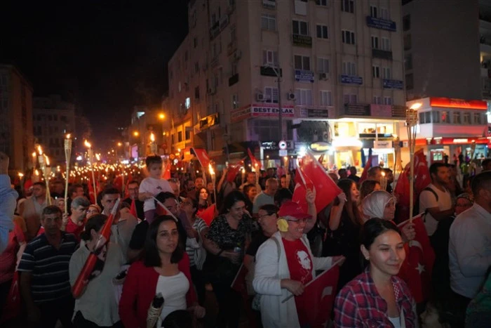 Binlerce Kişi Meşaleyi Cumhuriyet İçin Yaktı