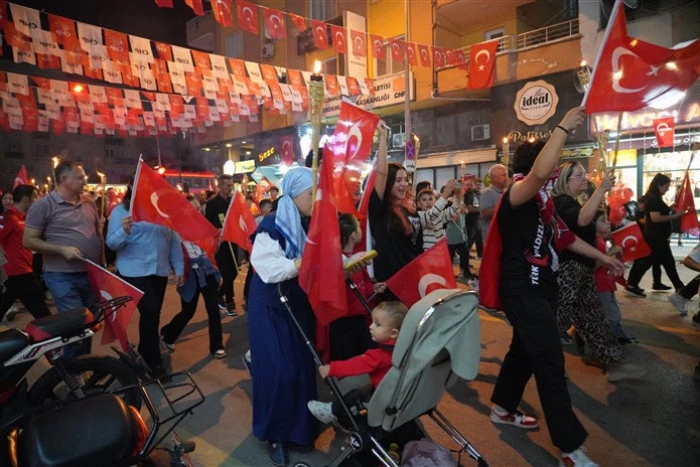 Binlerce Kişi Meşaleyi Cumhuriyet İçin Yaktı