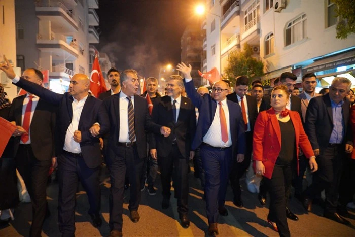 Binlerce Kişi Meşaleyi Cumhuriyet İçin Yaktı