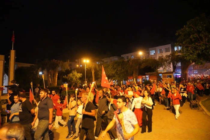 Binlerce Kişi Meşaleyi Cumhuriyet İçin Yaktı