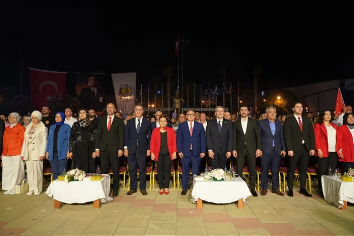 Binlerce Kişi Meşaleyi Cumhuriyet İçin Yaktı