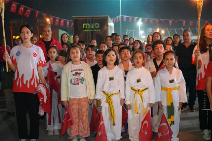 Binlerce Kişi Meşaleyi Cumhuriyet İçin Yaktı