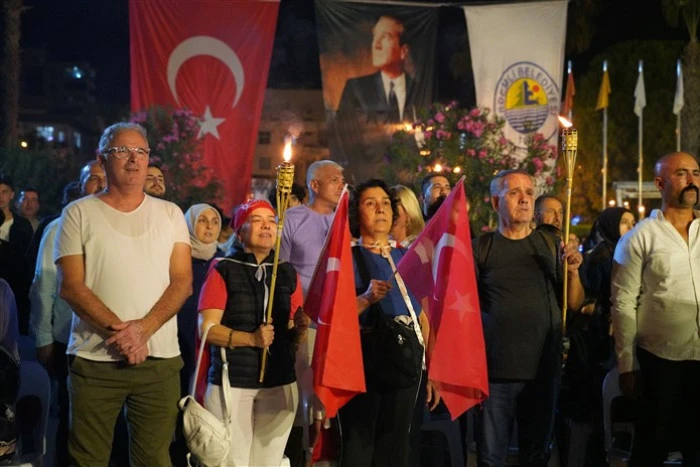 Binlerce Kişi Meşaleyi Cumhuriyet İçin Yaktı