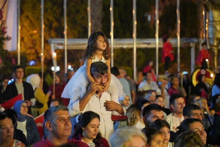 Binlerce Kişi Meşaleyi Cumhuriyet İçin Yaktı