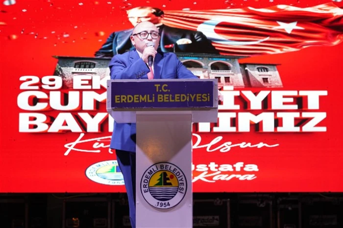 Binlerce Kişi Meşaleyi Cumhuriyet İçin Yaktı