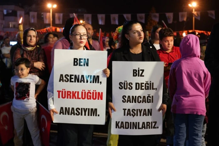 Binlerce Kişi Meşaleyi Cumhuriyet İçin Yaktı