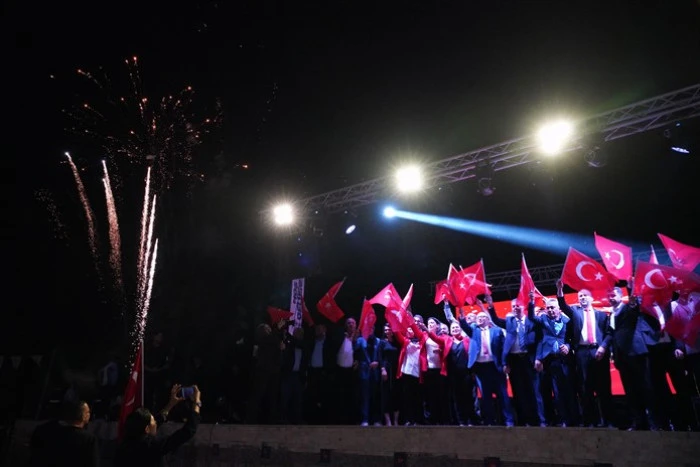 Binlerce Kişi Meşaleyi Cumhuriyet İçin Yaktı