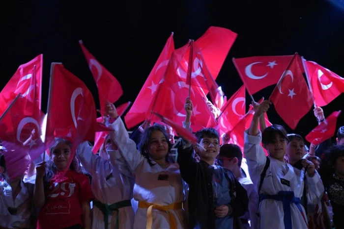 Binlerce Kişi Meşaleyi Cumhuriyet İçin Yaktı