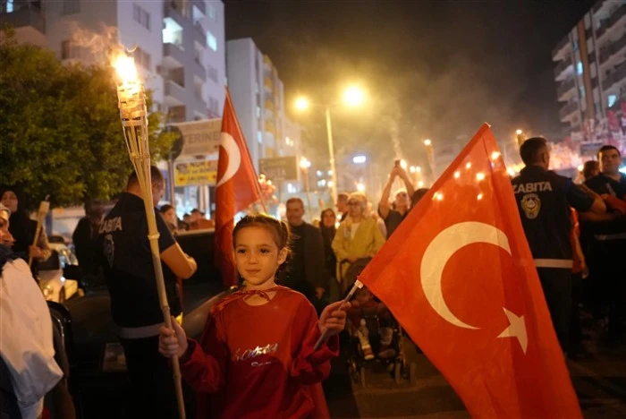 Binlerce Kişi Meşaleyi Cumhuriyet İçin Yaktı