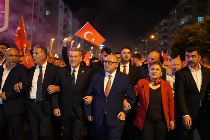 Binlerce Kişi Meşaleyi Cumhuriyet İçin Yaktı