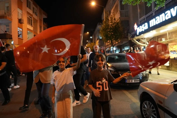 Binlerce Kişi Meşaleyi Cumhuriyet İçin Yaktı