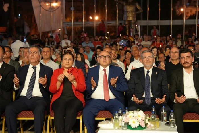 Binlerce Kişi Meşaleyi Cumhuriyet İçin Yaktı