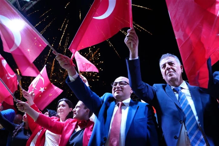 Binlerce Kişi Meşaleyi Cumhuriyet İçin Yaktı