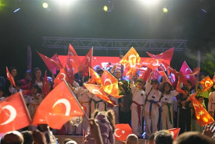 Binlerce Kişi Meşaleyi Cumhuriyet İçin Yaktı