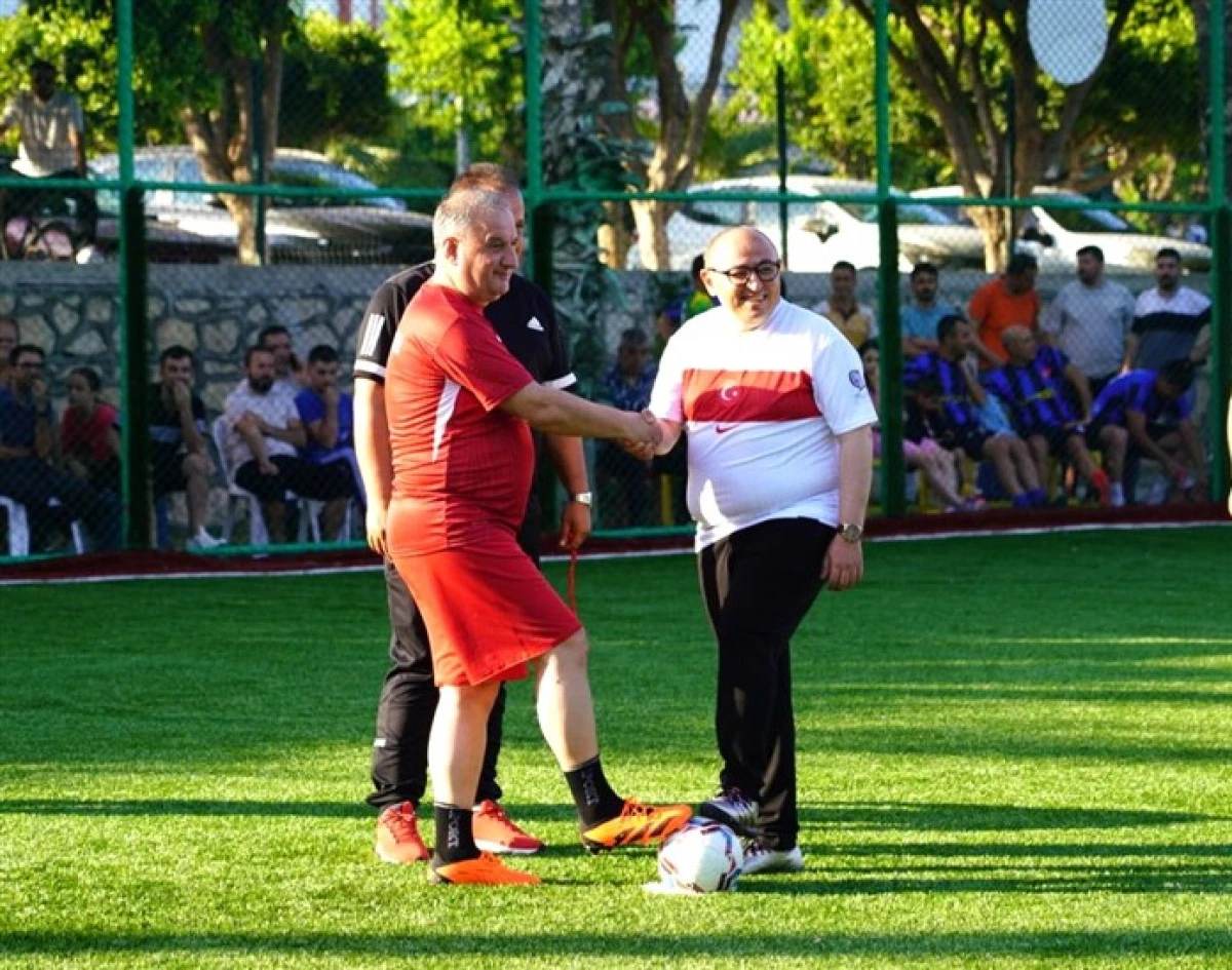 Erdemli 5x5 Kurumlar Arası Futbol Turnuvası Kaymakam ve Başkanın Vuruşu İle Başladı