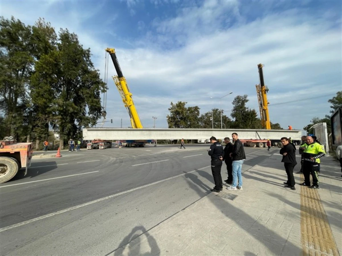 Erdemli’de beton blok taşıyan Tır’ın tekeri koptu Mersin-Konya- Antalya yolu 5 saat trafiğe kapandı