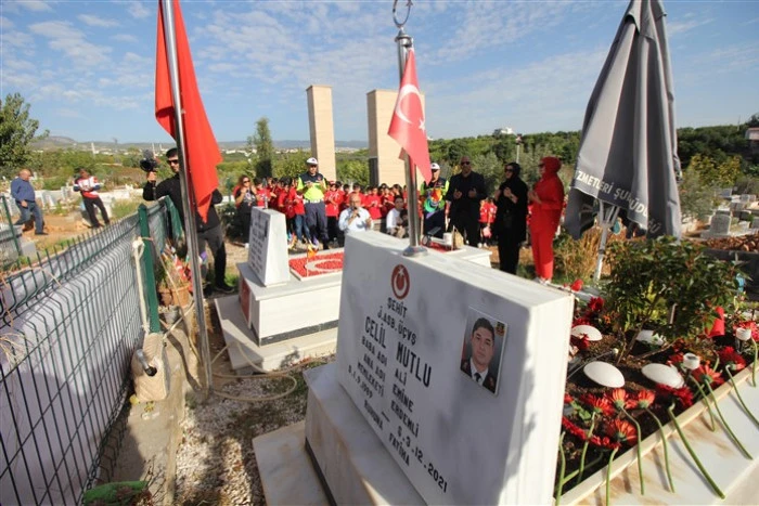 Erdemli’de Şehit Jandarma Astsubay Üstçavuş Celil Mutlu’ya Cumhuriyet Bayramında Vefalı Davranış